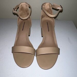 Amazon Essentials Women's Two Strap Heeled Sandal